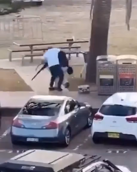 آلبانیزی از «قهرمان استرالیایی» که یک مهاجم حمله سیدنی را خلع سلاح کرد، قدردانی کرد