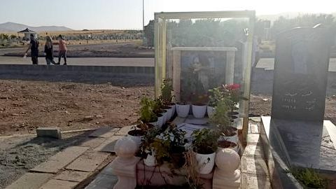 مادر مهسا ژینا امینی: هیچ زمستانی تا ابد نمیماند