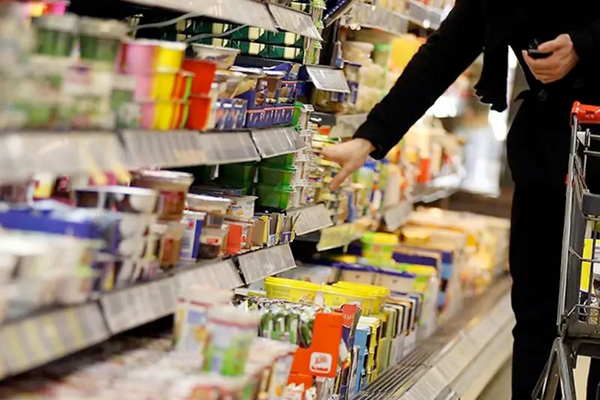 بعد تجاوزه 52 بالمائة.. التضخم يسجل أعلى نسبة له في إيران منذ 80 عامًا