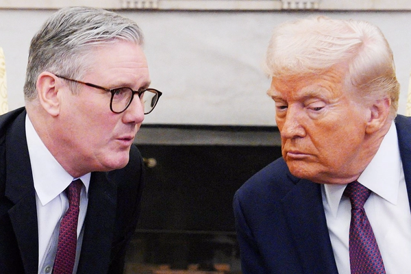 رئيس الوزراء البريطاني وترامب يناقشان ملف إيران في اتصال هاتفي