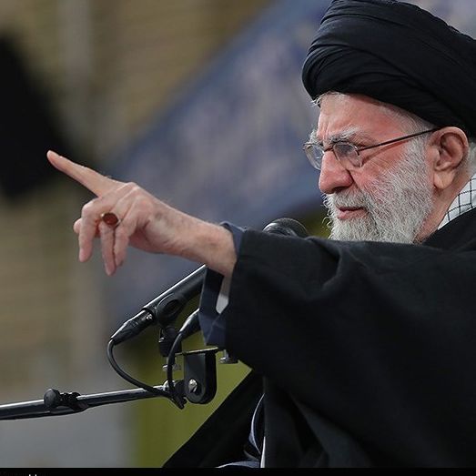 علی خامنهای: ملت ایران در مقابل جنگ تحمیلی محکم می ایستد