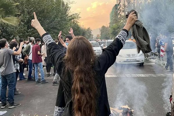 بيان 40 محاميا: الغالبية المطلقة من الشعب الإيراني لم تعد تريد نظام الجمهورية الإسلامية