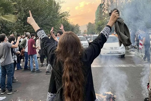 بيان 40 محاميا: الغالبية المطلقة من الشعب الإيراني لم تعد تريد نظام الجمهورية الإسلامية