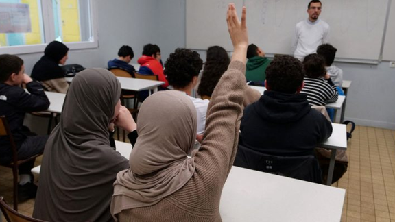 اتریش استفاده از روسری برای دختران زیر ۱۴ سال در مدارس را ممنوع کرد