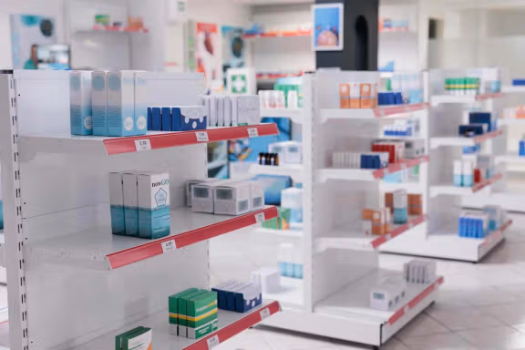 صحيفة إيرانية: ارتفاع أسعار الأدوية يُجبر المواطنين على شرائها بالتقسيط