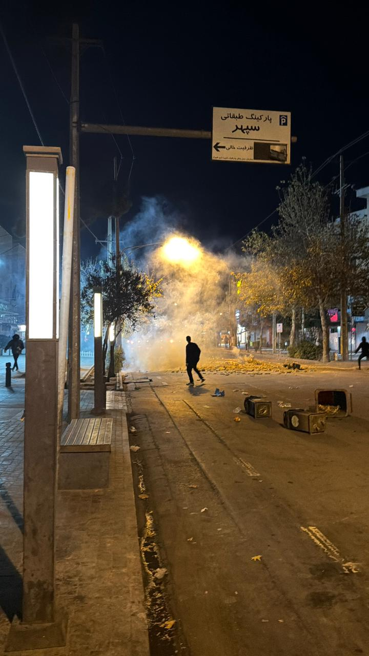 فرض الأحكام العرفية في مدن إيران ومنع التجار من مزاولة أعمالهم