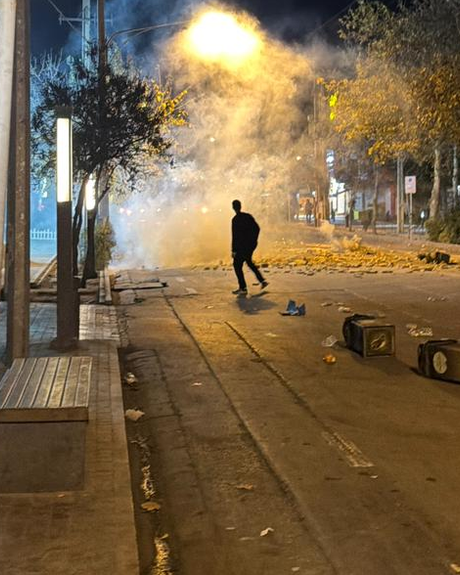 فرض الأحكام العرفية في مدن إيران ومنع التجار من مزاولة أعمالهم