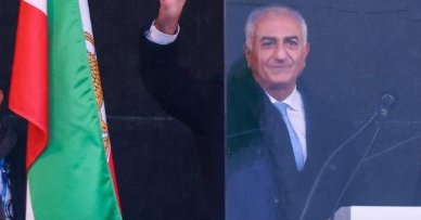 معتقلون وعائلات تطالب بالعدالة: النظام الإيراني ومؤيدوه يقفون ضد أسرة بهلوي منذ 47 عامًا معتقلون وعائلات تطالب بالعدالة: النظام الإيراني ومؤيدوه يقفون ضد أسرة بهلوي منذ 47 عامًا