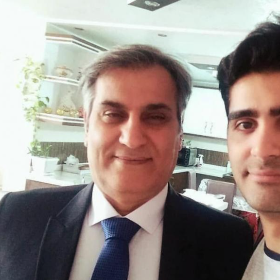 خواهر منوچهر بختیاری: دادگاهی برای منوچهر بختیاری با اتهام «تشکیل گروه» برگزار شده