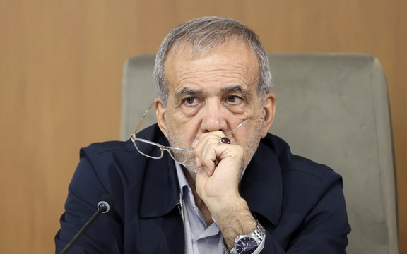 الرئيس الإيراني يأمر حكومته بالتركيز على البطاقات التموينية لمواجهة العقوبات المقبلة