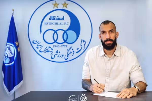 روزبه چشمی قراردادش را با استقلال تمدید کرد