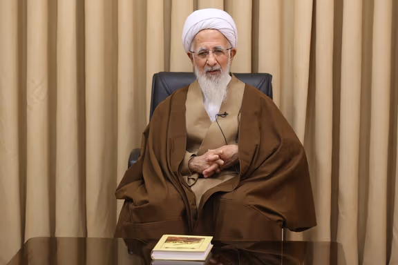 جوادی آملی، مرجع تقلید: یک کافر حربی جرأت کرده رهبر مسلمانان را تهدید کند