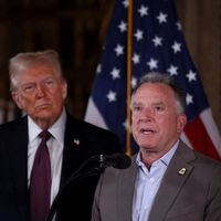 پیمان ابراهیم دونالد ترامپ در حال امضای یک توافقنامه