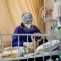 المستشفيات تواجه ضغطًا متزايدًا.. موجة جديدة من فيروس "كورونا" و"الإنفلونزا" تجتاح طهران