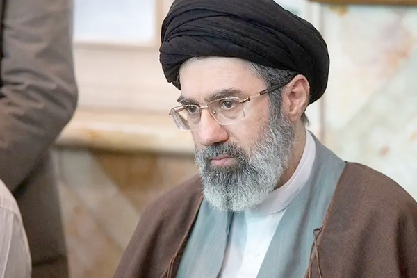 إفشاء فساد المسؤولين السابقين لتلميع صورة مجتبى خامنئي وتسهيل توليه القيادة