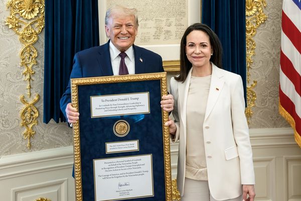 ترامپ مدال جایزه نوبل را از رهبر مخالفان ونزوئلا، ماچادو، دریافت کرد