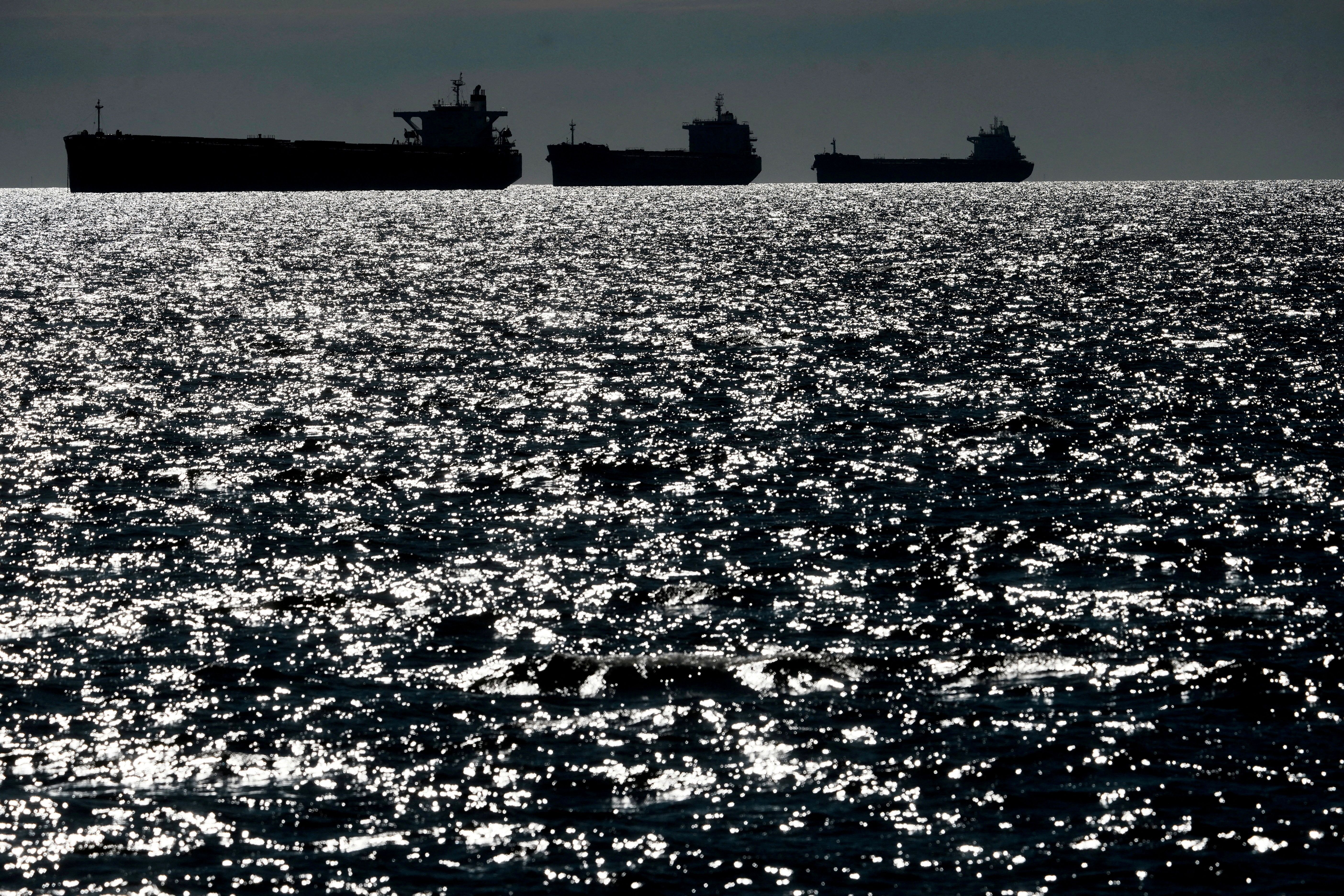 Russia's shadow fleet vessels wait in the unofficial anchorage area in the Gulf of Finland near Vaindloo, Estonia April 10, 2026. REUTERS/Ints Kalnins