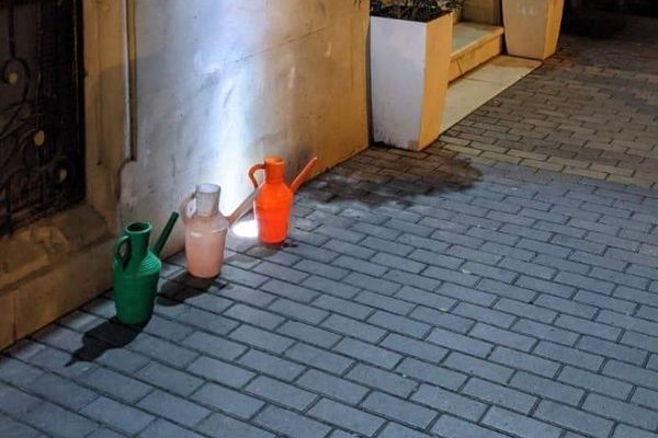 محتجون يضعون 3 أباريق بألوان علم إيران أمام سفارتها بأذربيجان