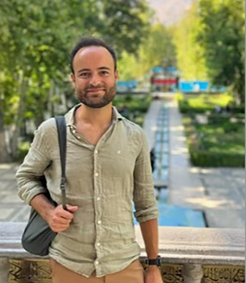 أكثر من 100 ألف شخص يدعمون حملة للإفراج عن مواطن فرنسي مسجون في إيران 