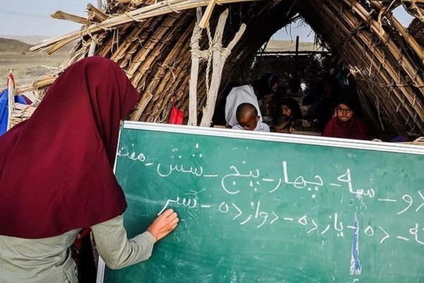 بسبب "اتساع الفقر".. نحو مليون طالب يتسرب من التعليم في إيران