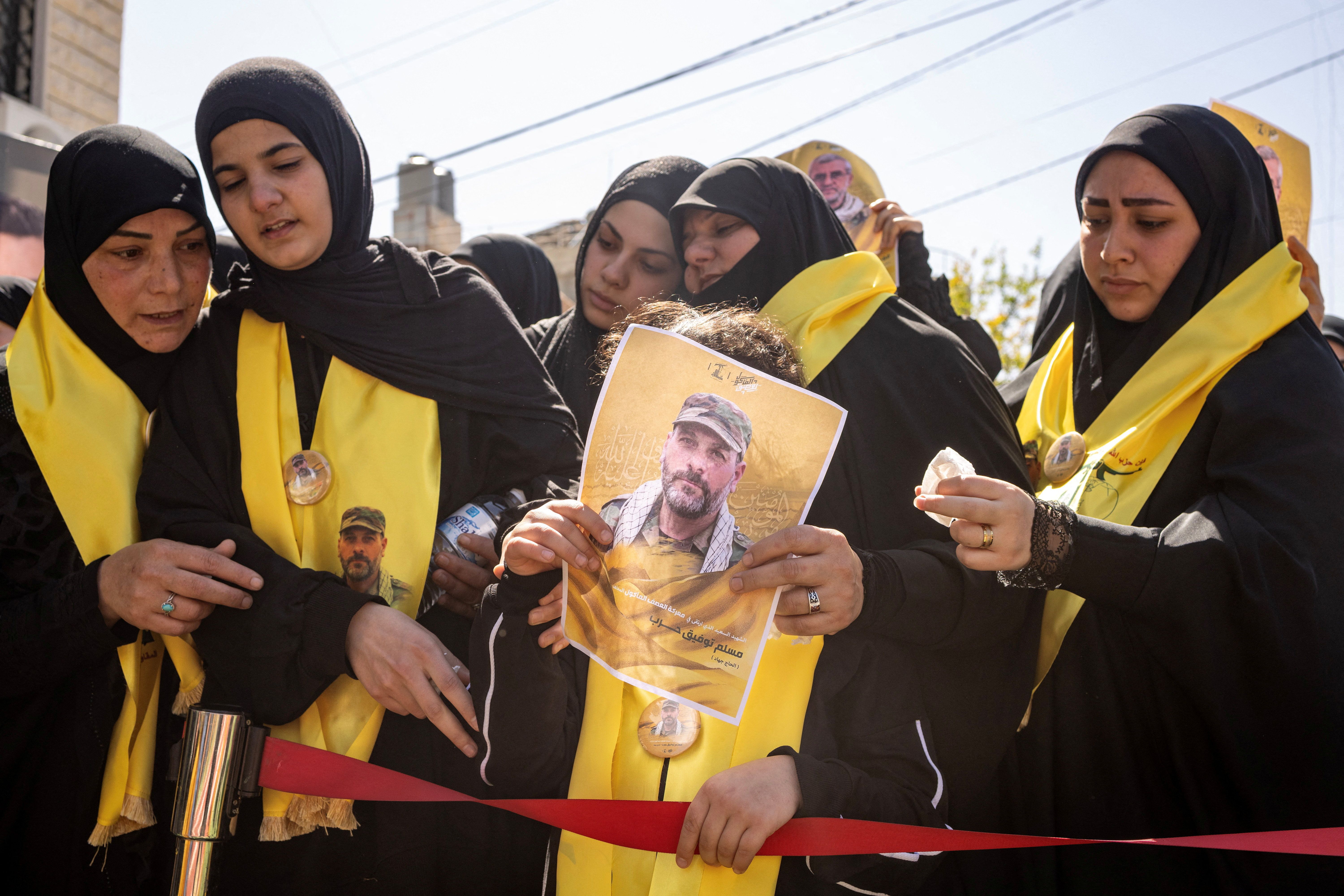 مراسم خاکسپاری سه جنگجوی حزب‌الله در روستال الحلوسیه در جنوب لبنان، شنبه پنجم اردیبهشت ۱۴۰۵ - رویترز