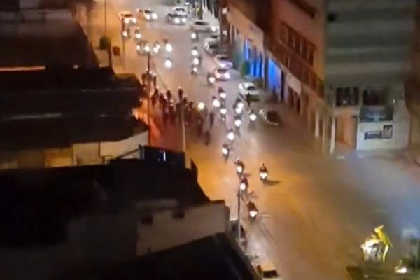 اعتقالات واسعة النطاق وقطع الإنترنت فيما يشبه الحكم العرفي بعبادان جنوب غرب إيران
