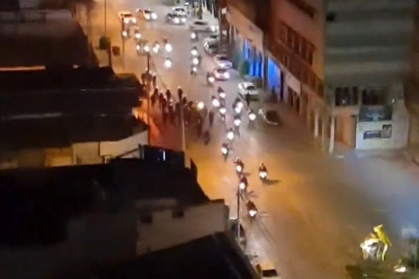 اعتقالات واسعة النطاق وقطع الإنترنت فيما يشبه الحكم العرفي بعبادان جنوب غرب إيران