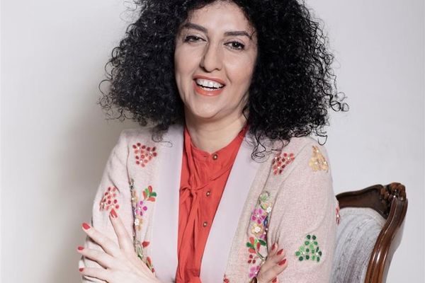 320 ناشطا مدنيا: جائزة نوبل لنرجس محمدي فرصة لانتفاضة "المرأة، الحياة، الحرية" في إيران