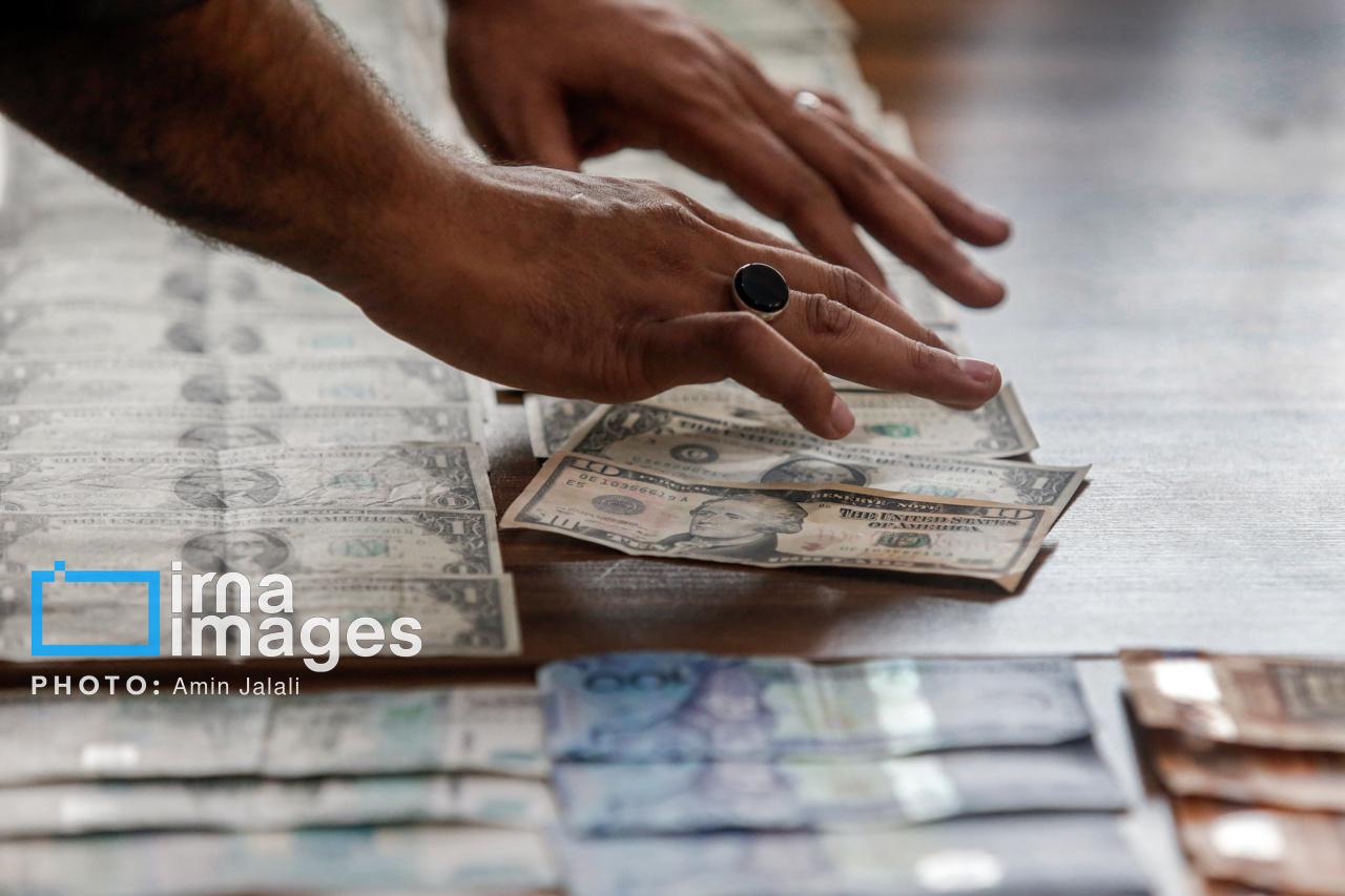مع اقتراب عودة عقوبات الأمم المتحدة.. سعر الدولار في إيران يتجاوز  108 آلاف تومان