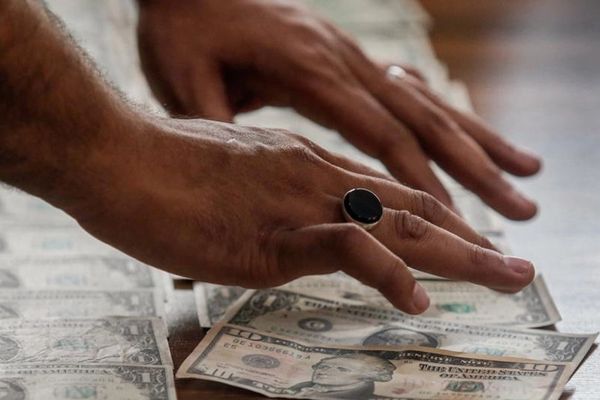 مع اقتراب عودة عقوبات الأمم المتحدة.. سعر الدولار في إيران يتجاوز 108 آلاف تومان