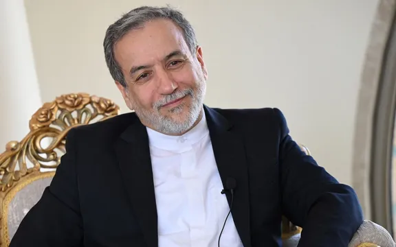 عراقچی همزمان با قطع ارتباطات مردم، برای سفرای خارجی آمار حکومتی درباره اعتراضات داد