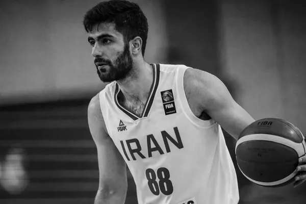 بهنام یخچالی، ستاره بسکتبال ایران، در اعتراض به کشتار مردم، از تیم ملی کنارهگیری کرد