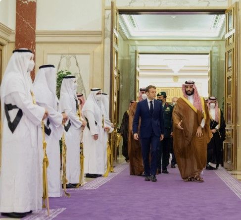 امانوئل مکرون و محمد بن سلمان در جده؛ ۱۳ آذر ۱۴۰۰