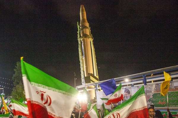 صحيفة "معاريف": طهران لن تتخلى عن برامجها الصاروخية والنووية وقواتها الوكيلة