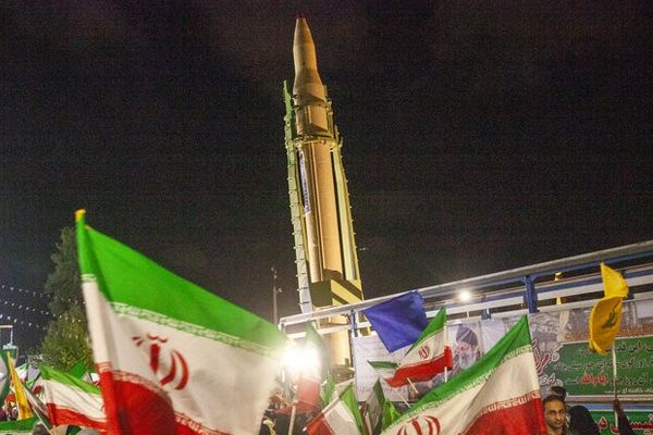 صحيفة "معاريف": طهران لن تتخلى عن برامجها الصاروخية والنووية وقواتها الوكيلة