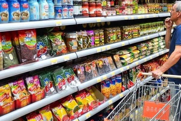 "واشنطن بوست": تراجع أسعار العُملة يزيد الضغوط الاقتصادية على الأسر الإيرانية