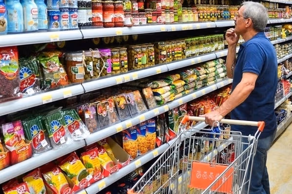 واشینگتنپست: سقوط ارزش ریال فشار اقتصادی را بر خانوارهای ایرانی افزایش داد