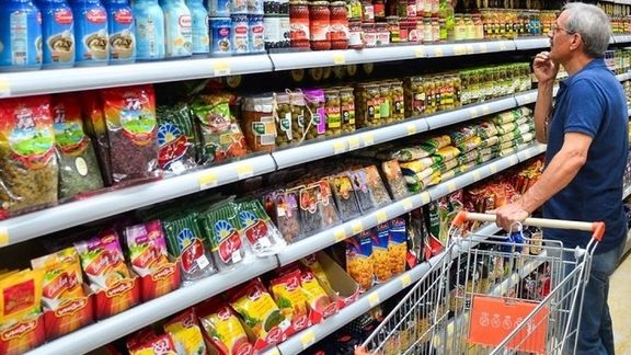 "واشنطن بوست": تراجع أسعار العُملة يزيد الضغوط الاقتصادية على الأسر الإيرانية