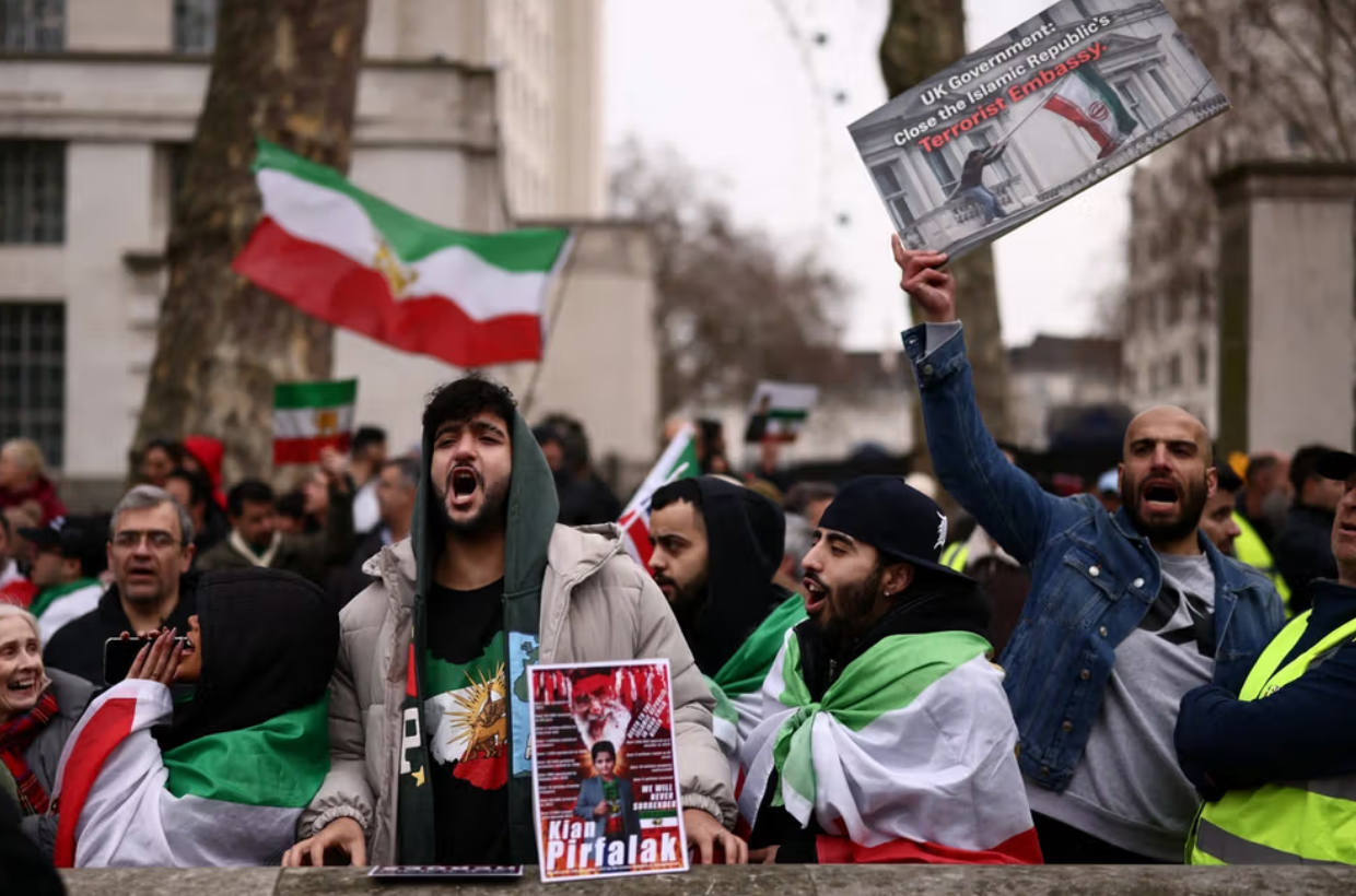 القناة 14 الإسرائيلية: الولايات المتحدة تعتبر تغيير النظام في إيران ضرورة أساسية