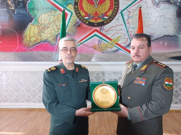 دیدار شیرعلی میرزا، وزیر دفاع تاجیکستان و محمد باقری، رئیس سابق و کشته شده ستاد کل نیروهای مسلح جمهوری اسلامی در سفر به تاجیکستان و امضای تفاهمنامههای نظامی و امنیتی و افتتاح خط تولید پهپاد «ابابیل-۲» / اردیبهشت ۱۴۰۱