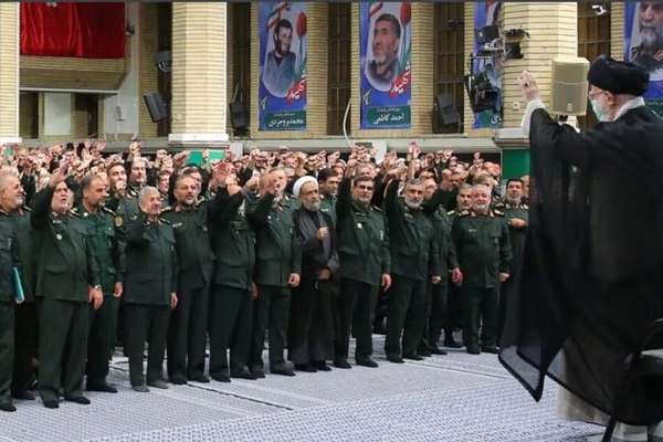 الحرس الثوري يضغط على منصة "ديوار" لبيع أسهمها لشركة تابعة للمرشد الإيراني