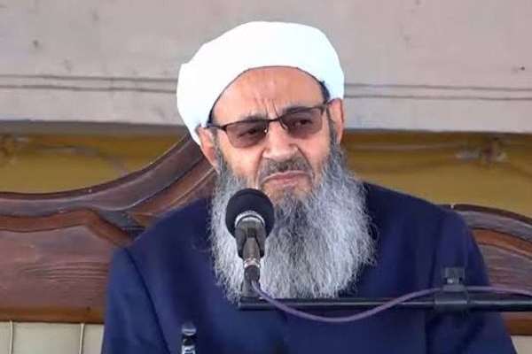 بعد انتقاده الحاد للنظام.. المخابرات الإيرانية تمنع إمام أهل السنة من السفر والذهاب للحج