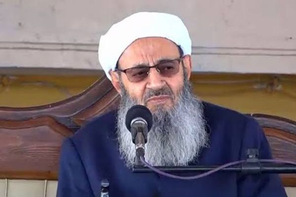 بعد انتقاده الحاد للنظام.. المخابرات الإيرانية تمنع إمام أهل السنة من السفر والذهاب للحج