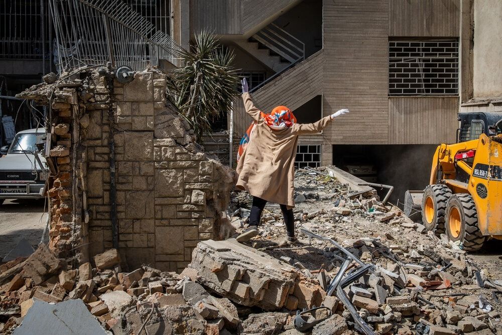 رغم عدم إعادة إعمار منازلهم.. إجبار سكان طهران المتضررين من الحرب على إخلاء فنادق الإيواء 