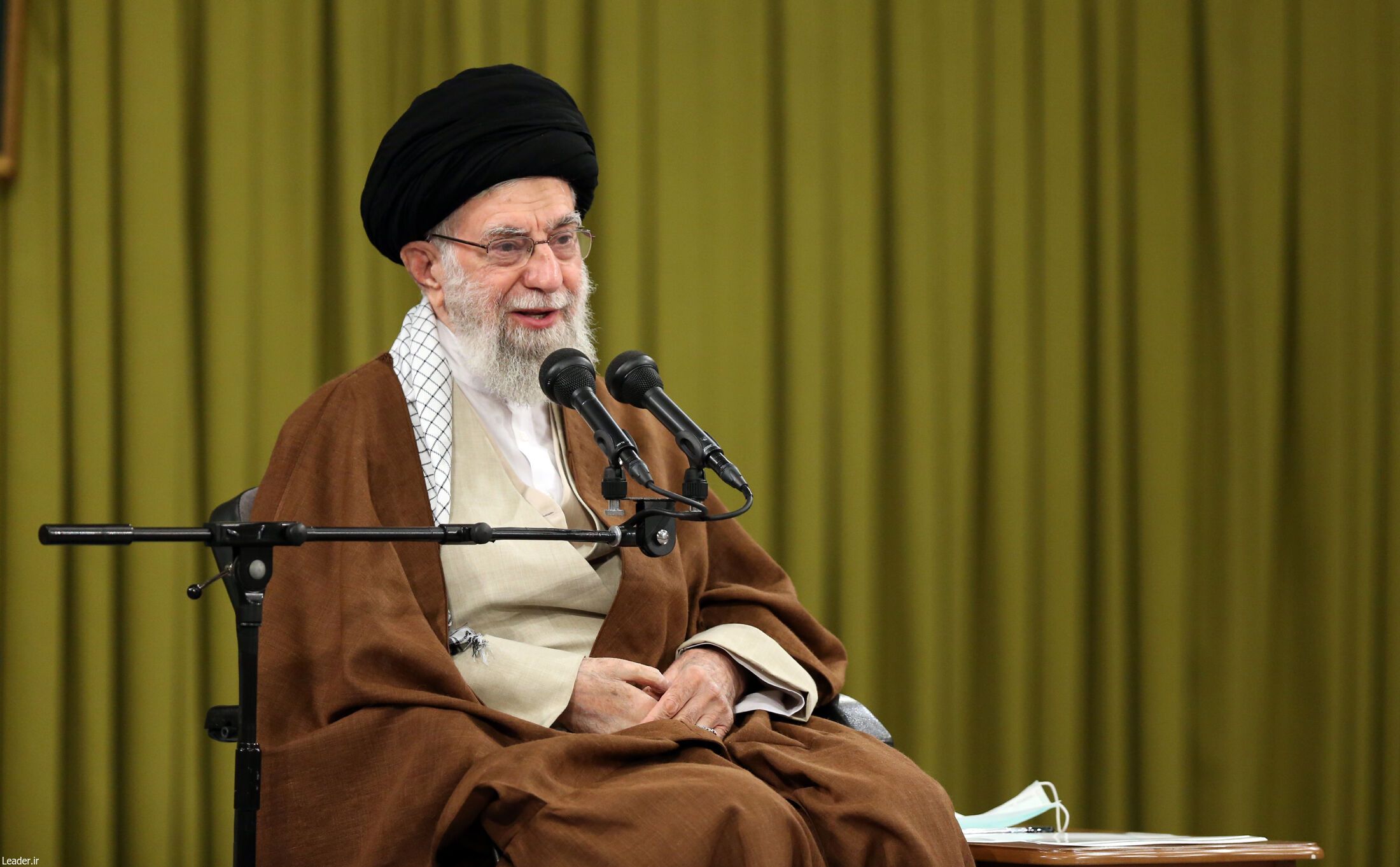 با وجود خودروهای رانتی، خامنه‌ای انتقاد از مجلس را «متلک» و نمایندگان را «ساده‌زیست» خواند