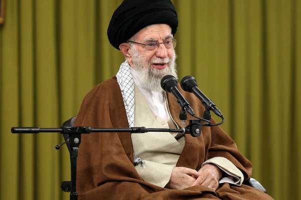 المرشد الإيراني يشيد بإقرار "البرلمان الثوري" لقانون يساعد على زيادة تخصيب اليورانيوم