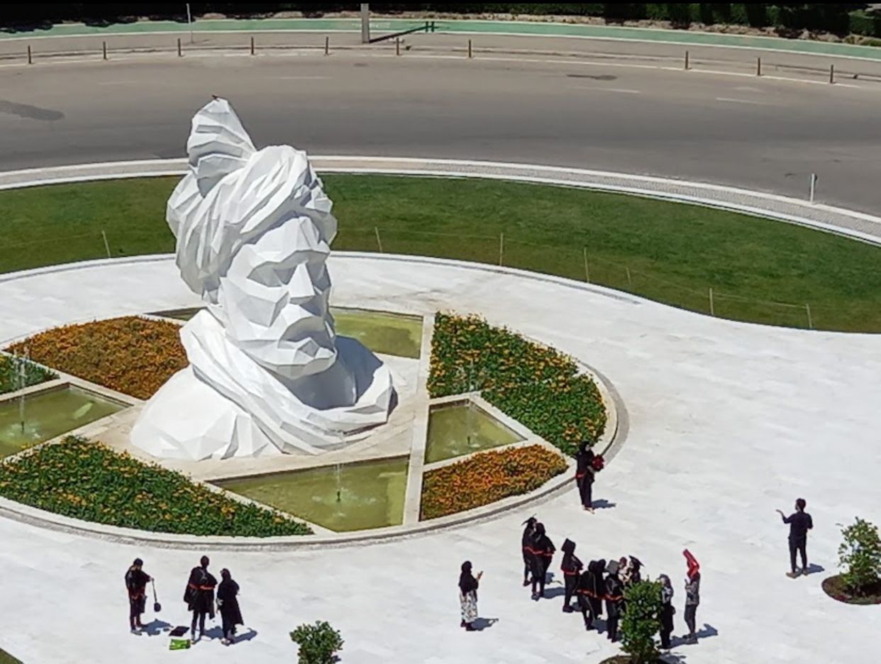 سردیسی که به‌جای مجسمه اصلی در دانشگاه نصب شد