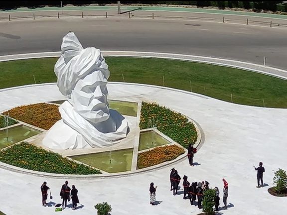 سردیسی که بهجای مجسمه اصلی در دانشگاه نصب شد