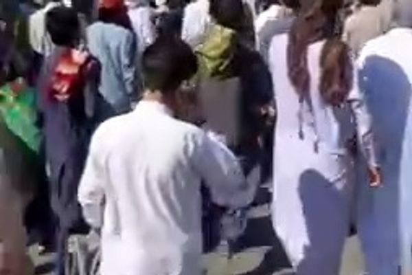 المحتجون في زاهدان يهتفون: "الموت للديكتاتور".. و"الموت لخامنئي"