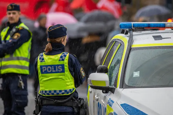 السويد والدنمارك تتهمان طهران باستخدام عصابات إجرامية في هجمات مسلحة على سفارتي إسرائيل